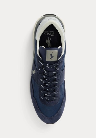 Granatowy sneaker Polo Ralph Lauren z mieszanych tkanin, zamszowymi nakładkami, wzorzystymi sznurowadłami oraz logo na języku i wkładce, widziany z góry.