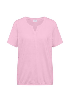 Jasnoróżowa koszula z krótkim rękawem, z okrągłym dekoltem z wycięciem i elastycznym dolnym wykończeniem, wykonana z miękkiego materiału.