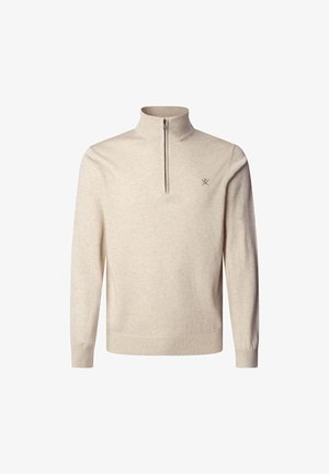 Beżowy sweter z wysokim kołnierzem i ćwierć zamkiem. Miękka tekstura, ściągacze na rękawach i dole, z małym logo na klatce piersiowej.