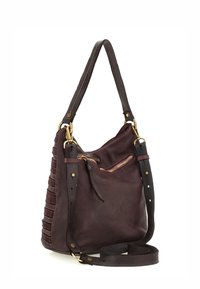 Borsa a mano in pelle bordeaux con corpo testurizzato, tracolla regolabile e dettagli in metallo dorato. Presenta una tasca frontale con zip e cuciture laterali.