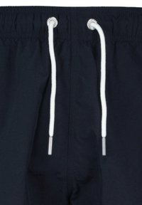 Marineblauwe zwembroek met een elastische tailleband, voorzien van witte trekkoorden met zilverkleurige metalen uiteinden. Gladde stoftextuur, minimalistisch ontwerp.