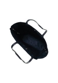 Zwarte suede tote bag met gladde leren handvatten. Ruime binnenkant met een contrasterende donkere stofvoering en een platte, met rits afsluitbare zak.