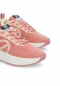 Rosa Sportsneaker mit strukturiertem Obermaterial, gepolsterter Kragen und weiß gefleckter Zwischensohle, mit einem Logo auf der Zunge und den Schnürsenkeln.