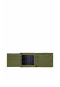 Portafoglio in pelle verde oliva con texture liscia, multiple fessure per carte, una finestra trasparente per l'ID e un inserto nero a motivo.