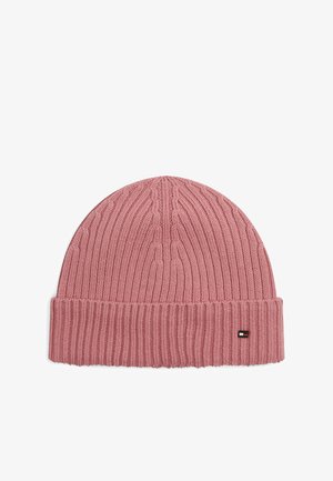 Różowa dzianinowa czapka beanie z prążkowanym wykończeniem, posiadająca strukturalny wzór i małą metkę z logo.