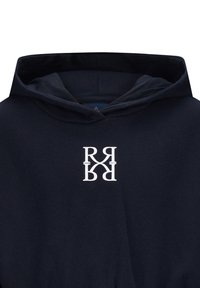 Felpa blu navy con tasca frontale a kangaroo, cappuccio regolabile con lacci e un design del logo bianco specchiato sul petto. Texture liscia e morbida.