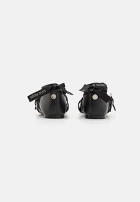 Steve Madden BAYLEN - Ballerinaskor med remmar - black