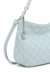 Sac à main bleu clair en matériau texturé, présentant un motif en diamant et des accessoires en métal argenté avec une chaîne et une étiquette logo.