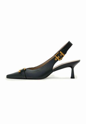 Sort læder slingback kitten hæl med spids tå og guldbeslag på rem og tå, slankt og elegant design.