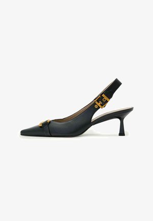 Sort læder slingback kitten hæl med spids tå og guldbeslag på rem og tå, slankt og elegant design.