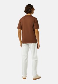 Scotch & Soda SEASONAL CORE REGULAR FIT LOGO - T-Shirt basic - braun