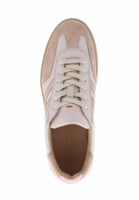 Hellbeige Wildleder- und Ledersneaker mit cremefarbenen Schnürsenkeln, versehen mit einer glatten Oberfläche, einem geprägten Logo und einer Gummisohle.