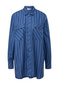 Chemise bleue à manches longues avec des rayures verticales blanches, dotée d'une patte de boutonnage, de deux poches poitrine et d'un col classique. Texture de tissu lisse.