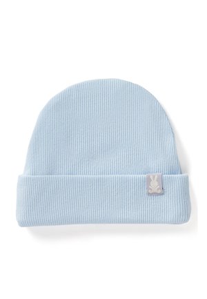 Lichtblauwe geribde muts van zacht materiaal, voorzien van een opgevouwen rand en een klein konijnenlogo op een grijs label.