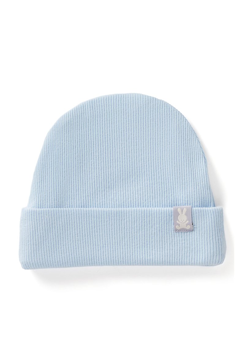 Světlomodrá žebrovaná čepice z měkkého materiálu, s ohrnutým lemem a malým logem králíka na šedé nášivce.
