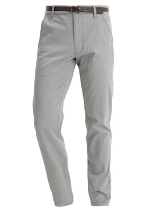 Helle graue Hose aus weichem Stoff, mit geradem Bein-Design, vorderen Taschen und einem braunen Ledergürtel zum Verschließen.