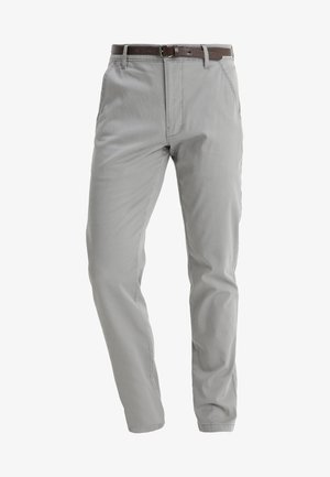 Helle graue Hose aus weichem Stoff, mit geradem Bein-Design, vorderen Taschen und einem braunen Ledergürtel zum Verschließen.