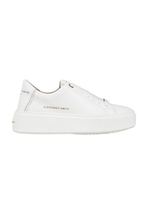 Sneaker bianca in pelle con punta rotonda, suola piatta e branding sottile in testo dorato ai lati e sul retro. Presenta lacci e cuciture tonali.