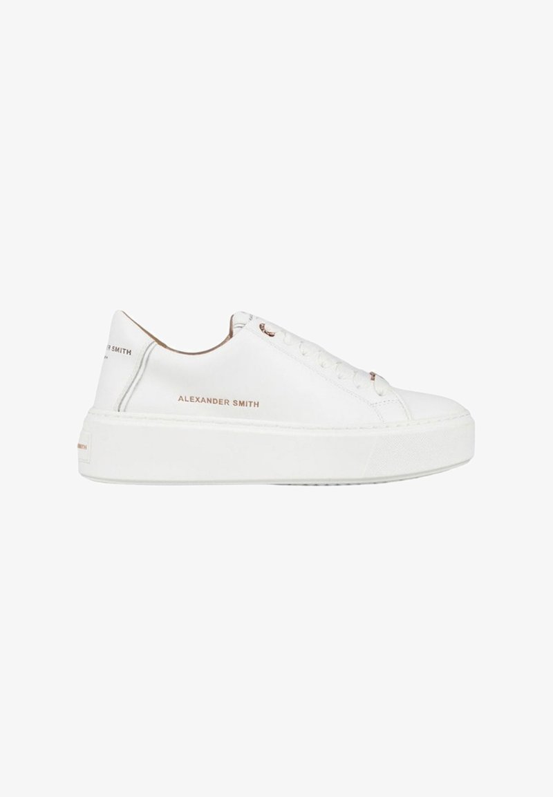 Sneaker bianca in pelle con punta rotonda, suola piatta e branding sottile in testo dorato ai lati e sul retro. Presenta lacci e cuciture tonali.