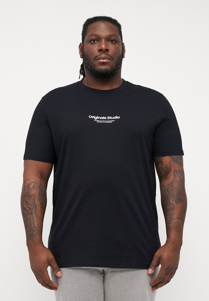 Sort bomulds t-shirt med korte ærmer og rund halsudskæring. Har et hvidt trykt logo "Originals Studio" på tværs af brystet.