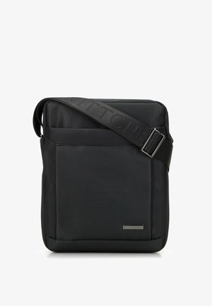 Borsa a messenger nera con un esterno in nylon liscio, tracolla regolabile e una fibbia metallica. Presenta un'etichetta con logo sobria sulla parte anteriore.