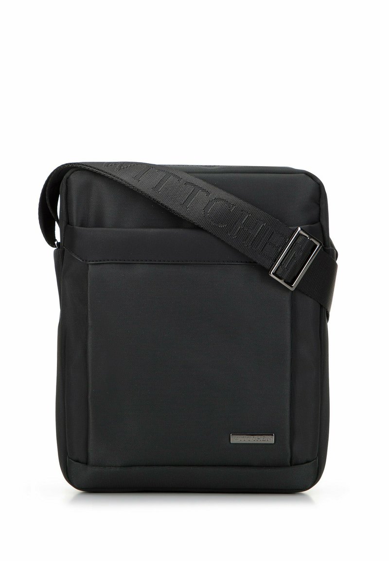 Borsa a messenger nera con un esterno in nylon liscio, tracolla regolabile e una fibbia metallica. Presenta un'etichetta con logo sobria sulla parte anteriore.