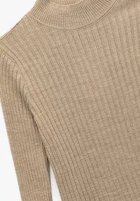 Suéter de cuello alto acanalado en color beige, con una textura suave y un diseño ajustado. Presenta un cuello alto y mangas largas para mayor calidez.