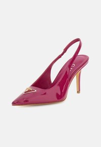 Tacón slingback de charol fucsia con punta afilada, acento triangular dorado, tacón delgado y textura suave.