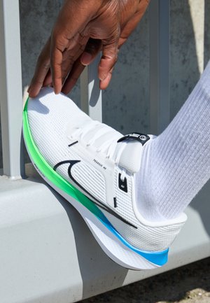 Chaussures de running sur route - white