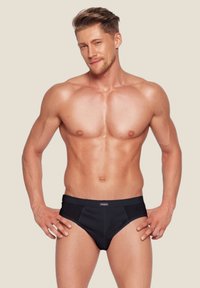 Czarne kąpielówki o gładkim wzorze, z szerokim pasem i fakturowanymi bocznymi panelami dla dodatkowego stylu i komfortu. Materiał mieszany z bawełną.