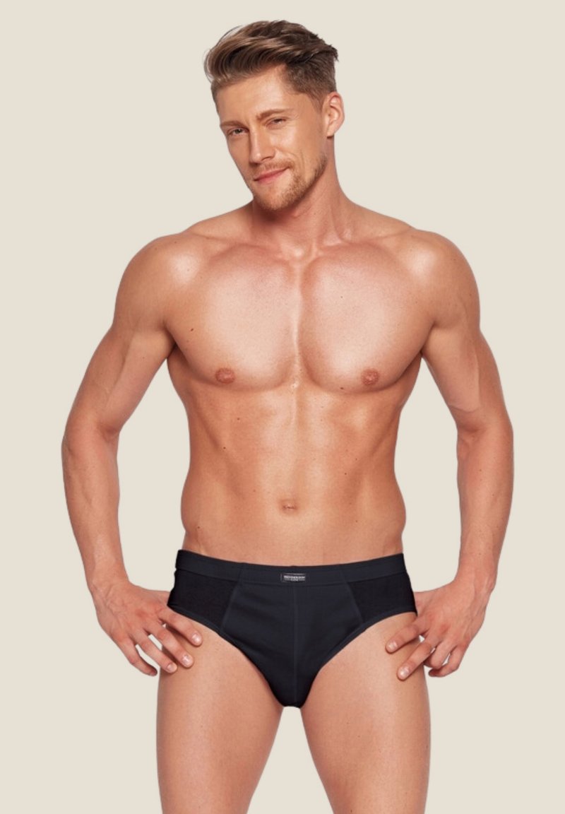 Czarne kąpielówki o gładkim wzorze, z szerokim pasem i fakturowanymi bocznymi panelami dla dodatkowego stylu i komfortu. Materiał mieszany z bawełną.