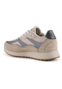 Sneakers med en överdel i beige mocka och grått nät, texturerade detaljer, vita snören och en gummisula, med en svart häl detalj.