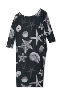 Vestido preto com um corte solto e decote amplo, apresentando padrões brancos de conchas e estrelas-do-mar por toda a peça. Mangas de comprimento três quartos.