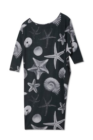 Czarna sukienka o luźnym kroju i szerokim dekolcie, z białymi wzorami muszelek i gwiazdek morskich na całej powierzchni. Rękawy o długości trzy czwarte.