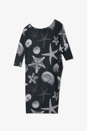 Czarna sukienka o luźnym kroju i szerokim dekolcie, z białymi wzorami muszelek i gwiazdek morskich na całej powierzchni. Rękawy o długości trzy czwarte.