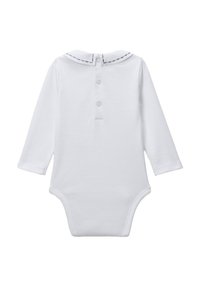 Bodysuit pour bébé à manches longues blanc avec des boutons-pression dans le dos et un petit col ornés de points de couture foncés.