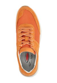 Oranje sneaker met een mesh bovenwerk en suède accenten, ronde neus en een witte rubberen zool. De veters zijn centraal geplaatst en het interieur heeft een logo.