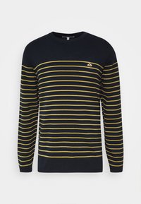 Maglione girocollo blu navy con strisce orizzontali gialle. Presenta polsini e orlo a costine, con un piccolo logo sul petto. Materiale morbido.