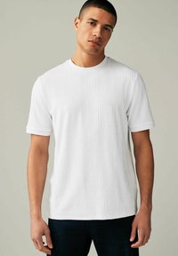 Next REGULAR FIT biały