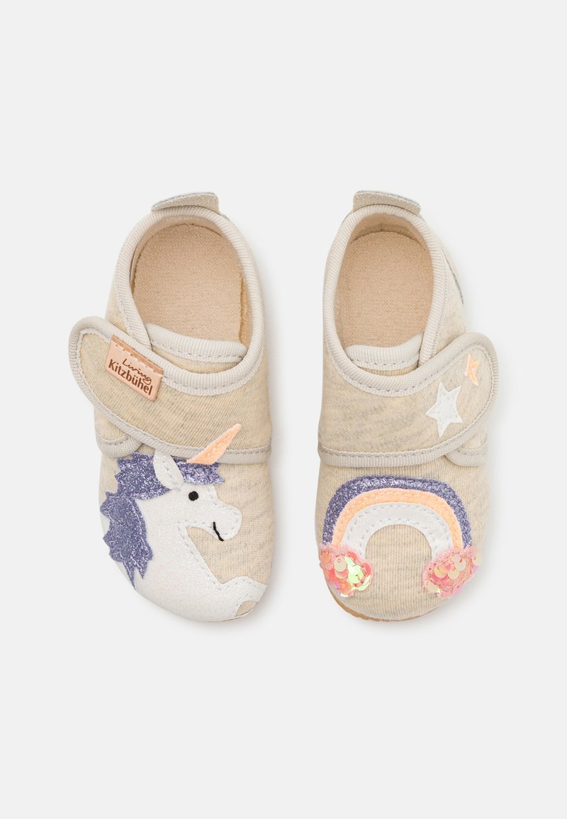 Chaussures beige pour tout-petits avec des bandes Velcro, présentant une licorne pailletée à gauche et un arc-en-ciel avec des sequins à droite.