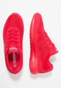 Rode sportschoenen met een bovenwerk van mesh, een stevige rubberen zool en bijpassende veters. "Kappa" logo op de tong en zijkanten.