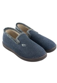 Un par de zapatillas azul marino tipo slip-on con tejido texturizado, forro de piel sintética y suelas de goma, inclinadas ligeramente hacia la izquierda sobre un fondo blanco.