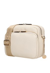 Borsa a tracolla in pelle crema con due scomparti con cerniera, tracolla con logo inciso e un accento in catena con un'etichetta metallica.