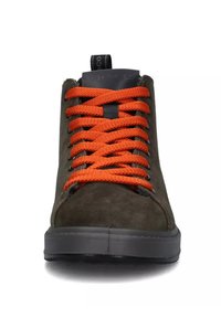 Sneaker alta in suede verde con lacci arancioni, suola in gomma e dettagli neri; presenta una linguetta e un collare imbottiti per supporto.