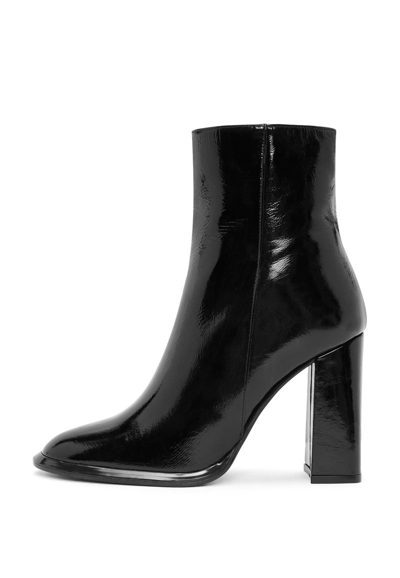 Bottine en cuir verni noir au design épuré, avec un bout pointu et un talon épais transparent, présentant une texture lisse et brillante.