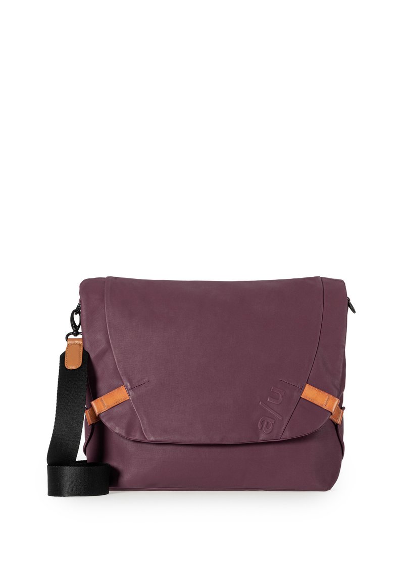 Borsa a tracolla di tessuto viola con tracolla nera regolabile e dettagli in pelle color cuoio sugli angoli del pattina.
