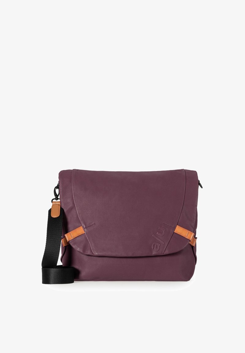 Borsa a tracolla di tessuto viola con tracolla nera regolabile e dettagli in pelle color cuoio sugli angoli del pattina.