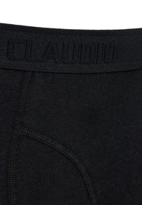 Sorte boxerbriefs har en glat tekstur, elastisk talje med præget mærkenavn og forstærket syning langs kanterne.