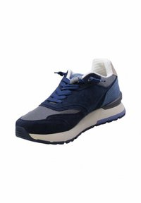 Sneaker blu navy realizzato in materiali scamosciati e in rete, dotato di colletto imbottito, lacci testurizzati e suola intermedia bianca con un accento grigio.