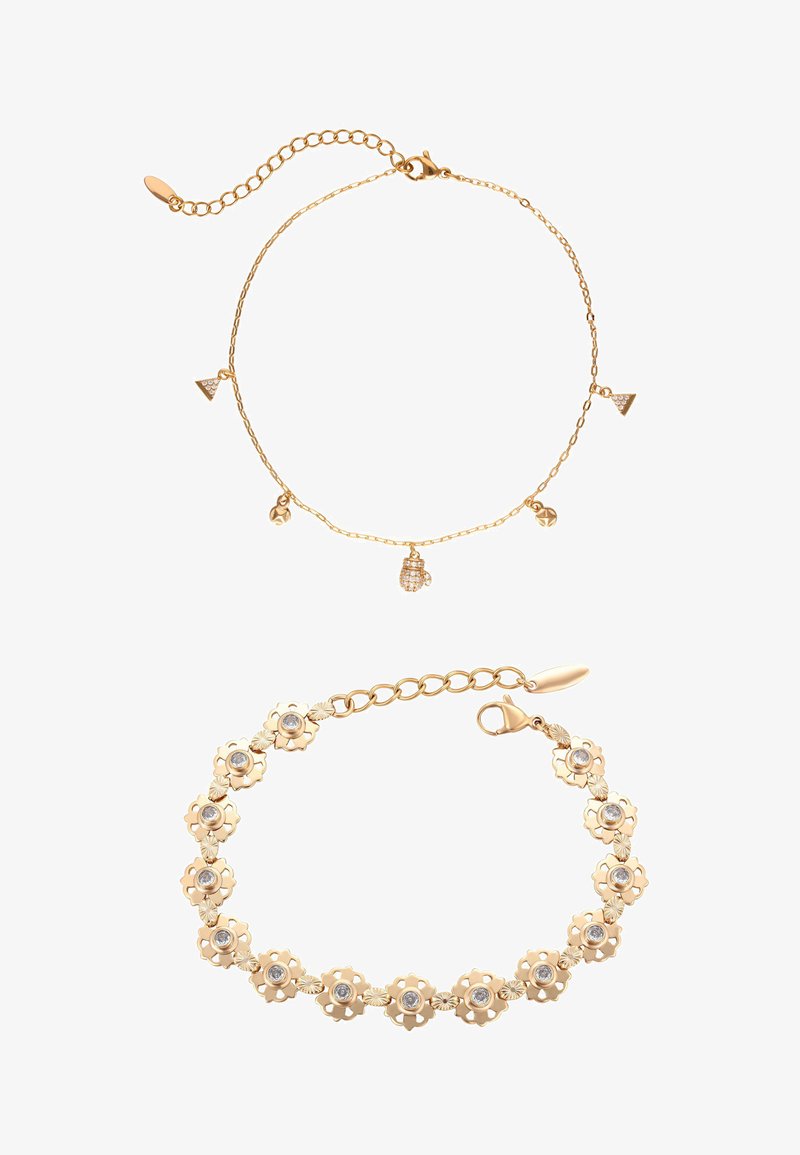 Fin guldkæde med små vedhæng og guldbøjle med blomsterformede led sat med klare sten.